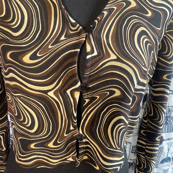 Long-Sleeve Contemporary Print Button-Front Crop Top - Picture 3 of 6